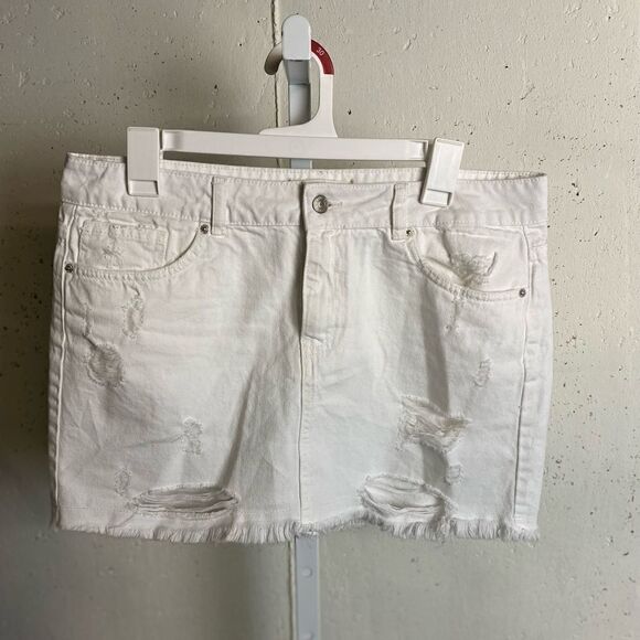 - #317 WE THE FREE Fringe Hem Distressed Jean Skirt - Picture 6 of 9